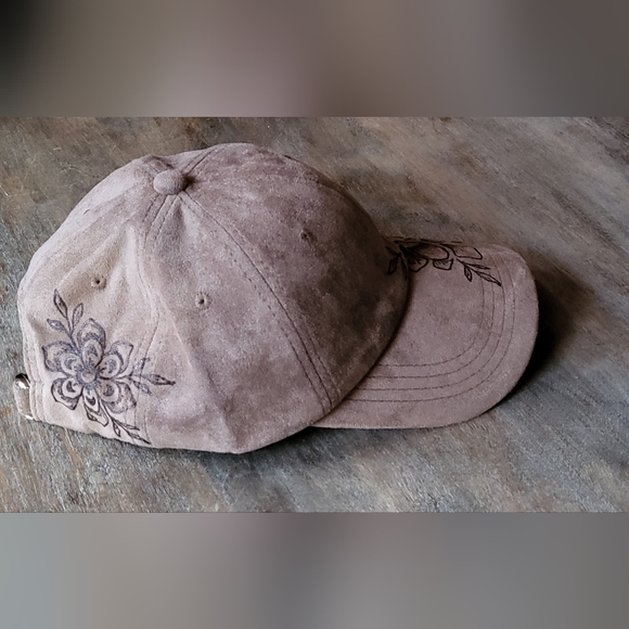 Hand burned grey suede baseball cap with adjustable back - Picture 5 of 6